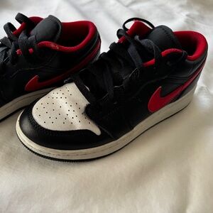 Nike Air Jordon 1 Low 4.5 Youth Black/White/Fire Red